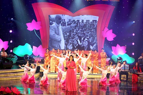 ລາຍການພົບປະແລກປ່ຽນສະແດງສິລະປະເນື່ອງໃນໂອກາດລະນຶກ 45 ປີປະຕິບັດຄຳພິໄນກຳຂອງປະທານໂຮ່ຈິມິນ